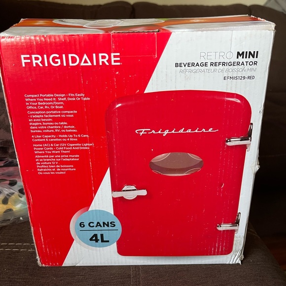 Frigidaire Retro Mini Fridge - Picture 1 of 3